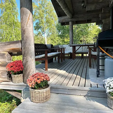 Pieni Kelosaunamoekki Jaerven Rannalla & Soutuvene Chalet