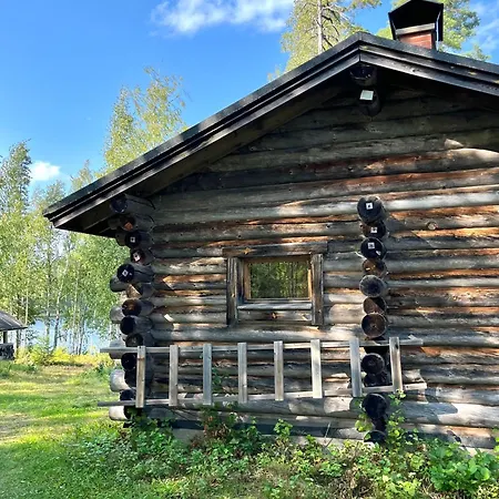 Pieni Kelosaunamoekki Jaerven Rannalla & Soutuvene Chalet