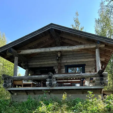 Pieni Kelosaunamoekki Jaerven Rannalla & Soutuvene Chalet