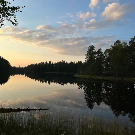 Pieni Kelosaunamoekki Jaerven Rannalla & Soutuvene *