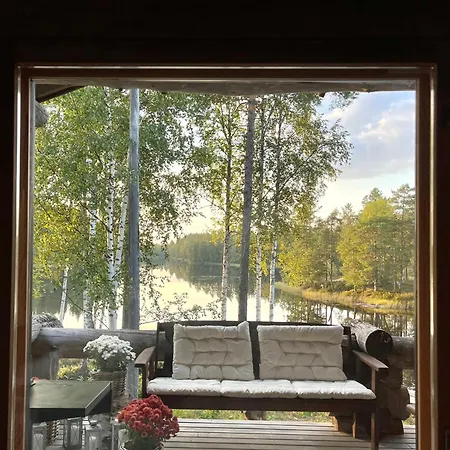 Pieni Kelosaunamoekki Jaerven Rannalla & Soutuvene Kotalahti