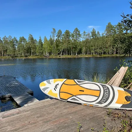 Pieni Kelosaunamoekki Jaerven Rannalla & Soutuvene
