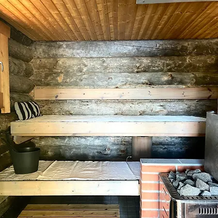 Pieni Kelosaunamoekki Jaerven Rannalla & Soutuvene Chalet