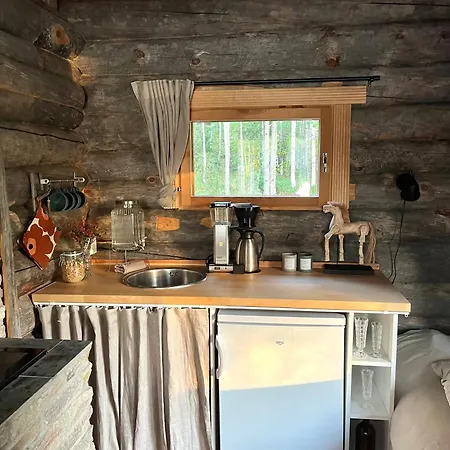 Pieni Kelosaunamoekki Jaerven Rannalla & Soutuvene Chalet