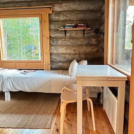 Pieni Kelosaunamoekki Jaerven Rannalla & Soutuvene Chalet Kotalahti