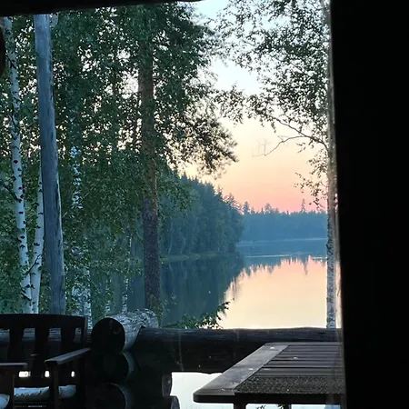 Pieni Kelosaunamoekki Jaerven Rannalla & Soutuvene