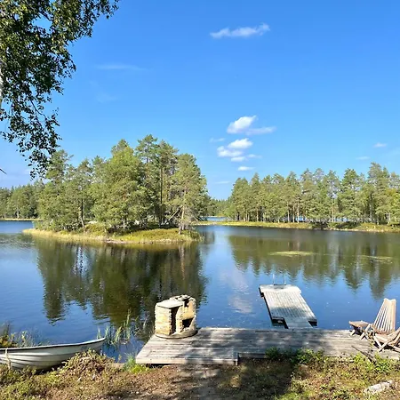 Pieni Kelosaunamoekki Jaerven Rannalla & Soutuvene Chalet Kotalahti