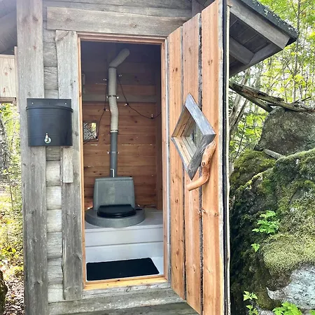 Pieni Kelosaunamoekki Jaerven Rannalla & Soutuvene *
