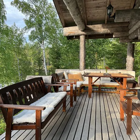 Pieni Kelosaunamoekki Jaerven Rannalla & Soutuvene Chalet